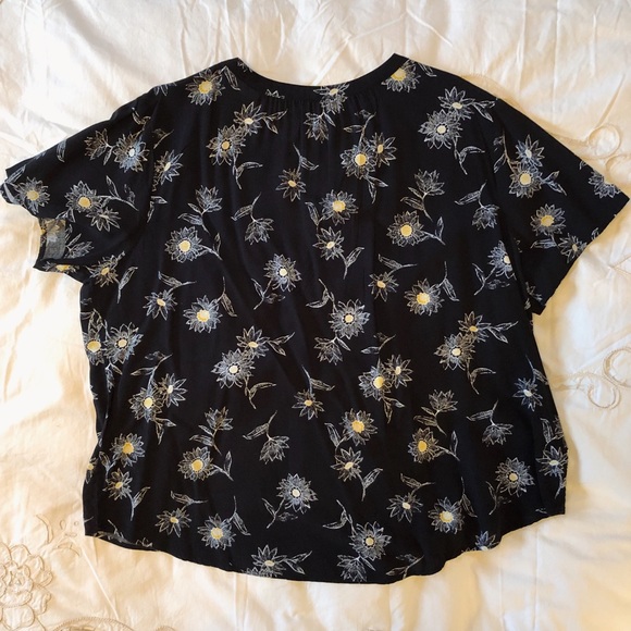 SOLDโOld Navy XXL Lightweight Black Floral Blouse - Picture 4 of 4